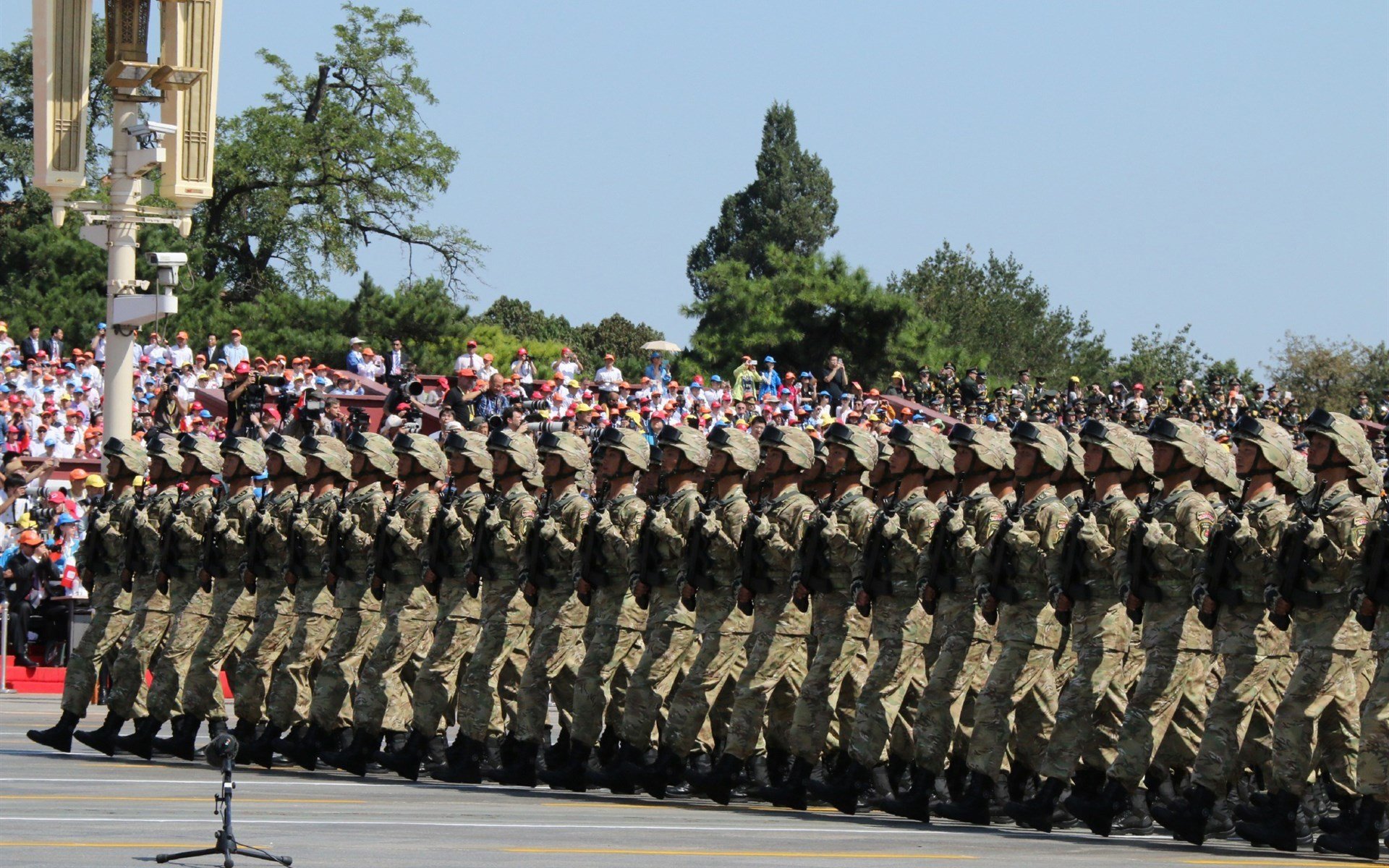 “高新区全民健身馆短柄墙球赛:速度与战术相互交织,比赛充满智慧的碰撞”